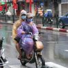 Đi xe đạp điện dưới trời mưa